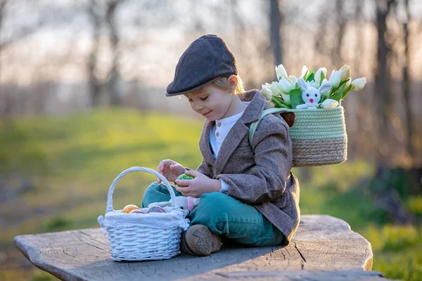 漂亮时髦的幼儿 在公园里玩复活节装饰品 日落时的春天 — 图库照片