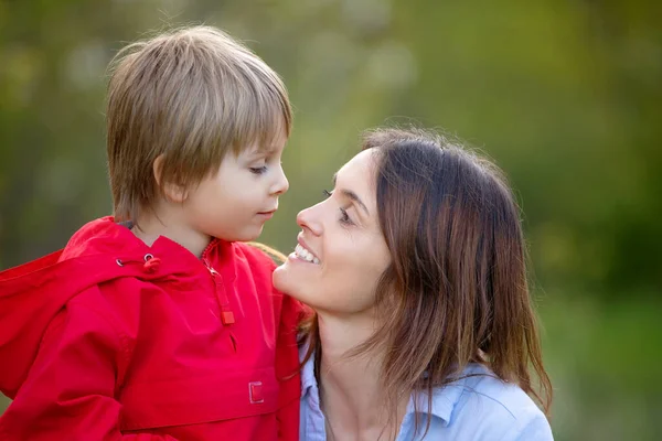 Prachtige Familie Moeder Zoon Portret Voor Moederdag Het Park Samen — Stockfoto