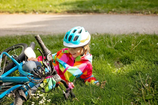 Boldog Kisfiú Aki Jól Érzi Magát Parkban Egy Biciklivel Egy — Stock Fotó