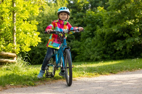 Menino Feliz Divertindo Parque Com Uma Bicicleta Belo Dia Criança — Fotografia de Stock
