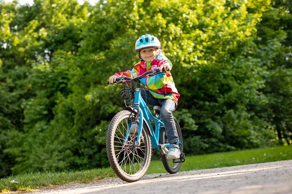 Χαρούμενο Παιδί Διασκεδάζει Στο Πάρκο Ένα Ποδήλατο Την Όμορφη Μέρα — Φωτογραφία Αρχείου