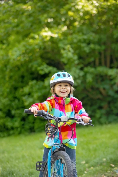 快乐的小男孩 在美丽的一天和自行车在公园里玩得开心 在业儿童 — 图库照片