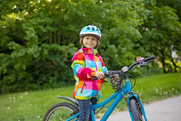 Glücklicher Junge Der Sich Einem Schönen Tag Mit Dem Fahrrad — Stockfoto