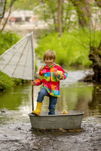 Nettes Kind Junge Bunter Jacke Spielt Mit Boot Und Enten — Stockfoto