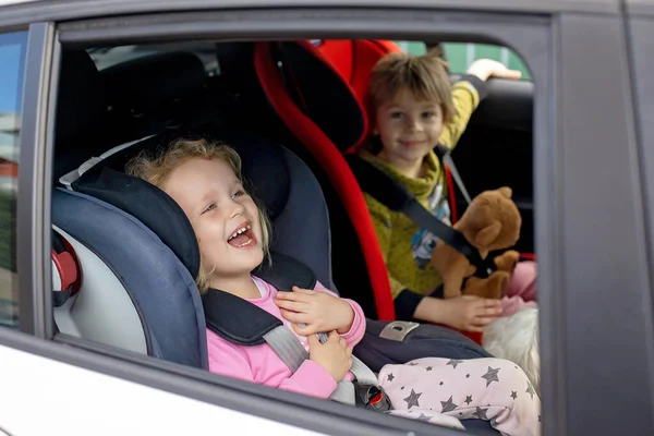 Nette Kinder Jungen Und Mädchen Geschwister Sitzen Autositzen Auto Reisen — Stockfoto