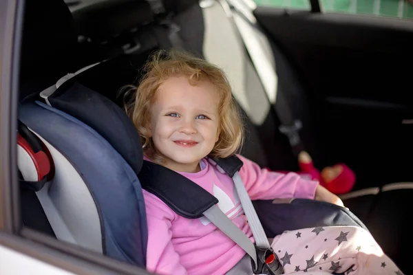 Słodkie Dzieci Chłopiec Dziewczynka Rodzeństwo Siedzi Fotelikach Samochodowych Samochodzie Podróżuje — Zdjęcie stockowe