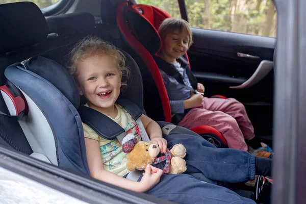 可爱的孩子 男孩和女孩兄弟姐妹 坐在车座上 家庭去休家庭假 — 图库照片