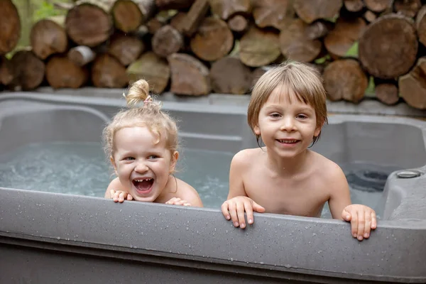 Gyerekek Fiúk Lányok Hidromasszázs Fürdőkádban Játszanak Pezsgőfürdő Ház Hátsó Udvarán — Stock Fotó