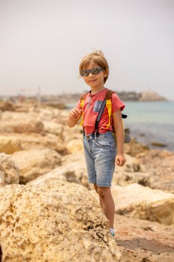 Çocuklu Avrupalı turist ailesi Tel Aviv, İsrail 'i ziyaret ediyor, şehirde gündüz yürüyüşünün keyfini çıkarıyorlar.