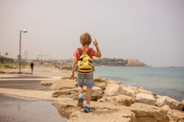Çocuklu Avrupalı turist ailesi Tel Aviv, İsrail 'i ziyaret ediyor, şehirde gündüz yürüyüşünün keyfini çıkarıyorlar.