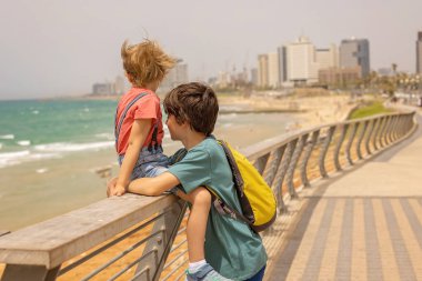 Çocuklu Avrupalı turist ailesi Tel Aviv, İsrail 'i ziyaret ediyor, şehirde gündüz yürüyüşünün keyfini çıkarıyorlar.