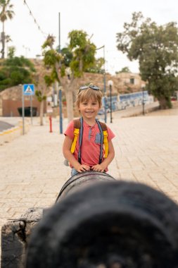 Çocuklu Avrupalı turist ailesi Tel Aviv, İsrail 'i ziyaret ediyor, şehirde gündüz yürüyüşünün keyfini çıkarıyorlar.