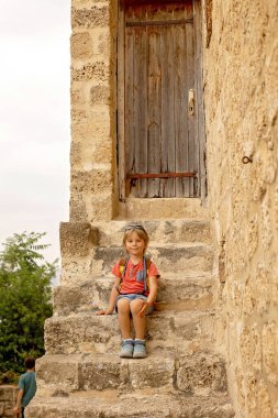 Çocuklu Avrupalı turist ailesi Tel Aviv, İsrail 'i ziyaret ediyor, şehirde gündüz yürüyüşünün keyfini çıkarıyorlar.