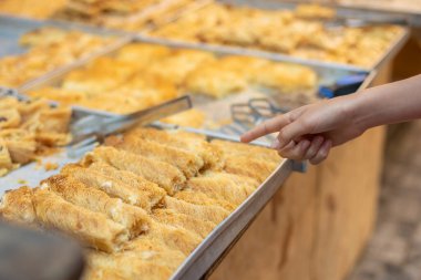 Çocuklu bir aile, Tel Aviv, İsrail 'deki Sarona Pazarı' nda yemek yiyor.