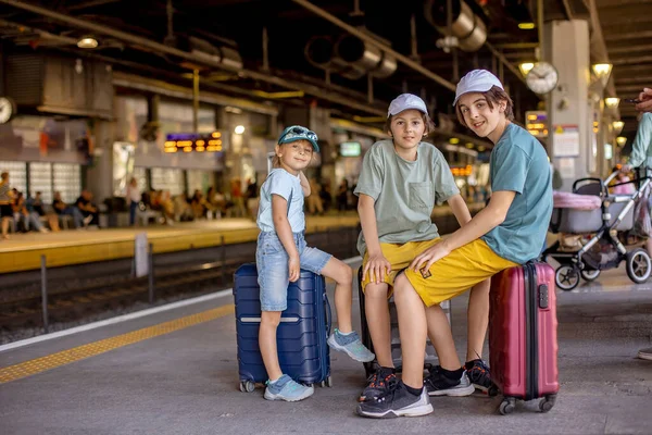 Crianças Meninos Irmãos Segurando Malas Viajam Esperando Estação Trem Para — Fotografia de Stock