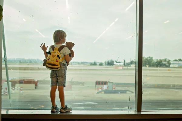 Kind Kijkend Vanuit Het Raam Van Luchthaven Vliegtuigen Opstijgen Landen — Stockfoto
