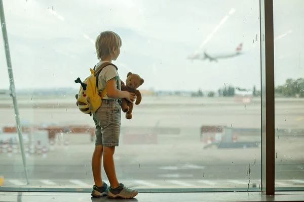 Enfant Regardant Par Fenêtre Aéroport Les Avions Décollant Atterrissant Attendant — Photo