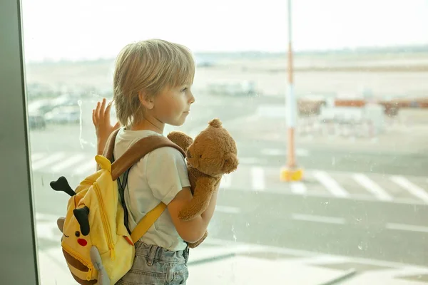 Bambino Guardando Dalla Finestra Dell Aeroporto Gli Aerei Decollare Atterrare — Foto Stock