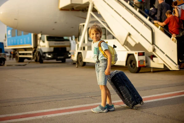 Schattig Blond Kind Kind Met Rugzak Instapvliegtuig Luchthaven Bij Zonsondergang — Stockfoto