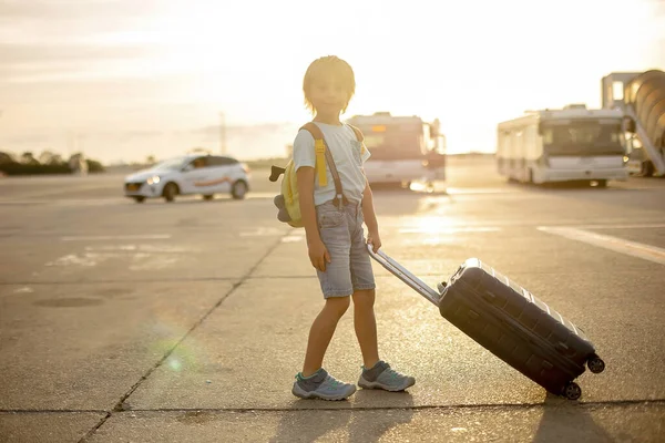 Bonita Criança Loira Criança Com Mochila Embarque Avião Aeroporto Pôr — Fotografia de Stock