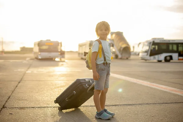 Cute Blond Child Kid Backpack Boarding Airplane Airport Sunset Enjoying — Stock Photo, Image