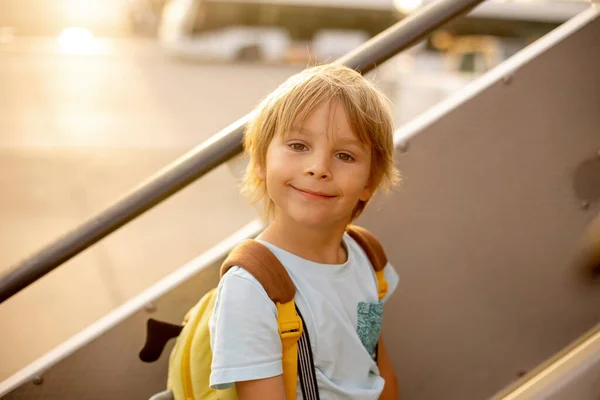 Симпатична Блондинка Дитина Рюкзаком Літак Посадка Аеропорту Заході Сонця Насолоджуючись — стокове фото