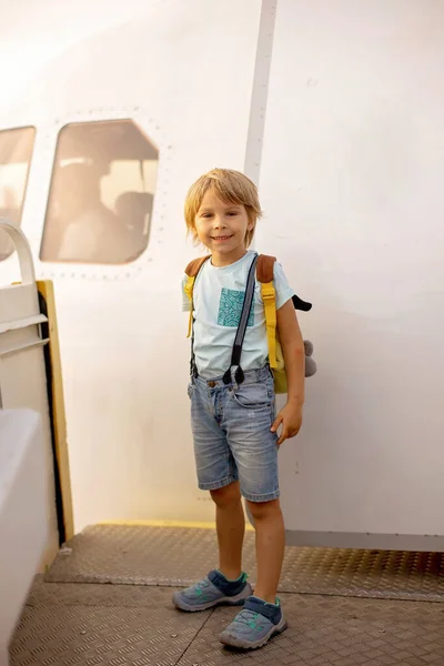 Bambino Biondo Carino Bambino Con Zaino Imbarco Aeroporto Tramonto Godendo — Foto Stock