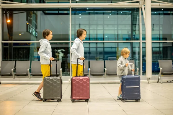 Kinderen Met Koffers Het Vliegveld Nachts Samen Wandelen Wachten Een — Stockfoto