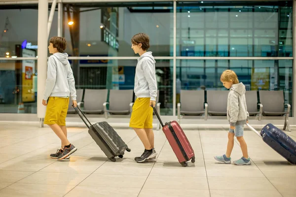 Niños Con Maletas Aeropuerto Caminando Por Noche Juntos Esperando Vuelo —  Fotos de Stock