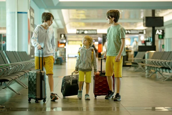 Niños Hermanos Viajando Para Vacaciones Verano Esperando Aeropuerto Para Abordar —  Fotos de Stock
