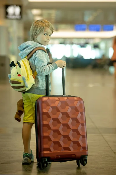 Kinder Geschwisterkinder Die Den Sommerferien Unterwegs Sind Warten Flughafen Das — Stockfoto