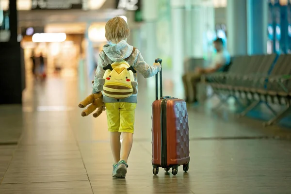 어린이들 형제들 방학을 여행하는 비행기에 탑승하기 공항에서 기다리는 — 스톡 사진