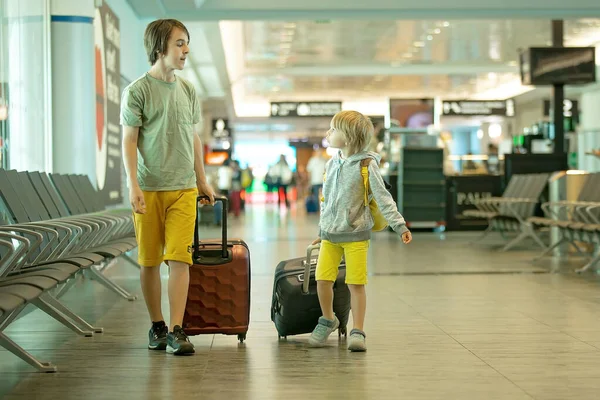 Kinder Geschwisterkinder Die Den Sommerferien Unterwegs Sind Warten Flughafen Das — Stockfoto