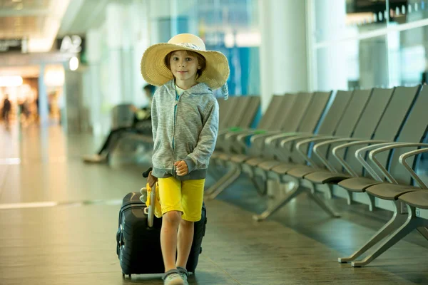 Niños Hermanos Viajando Para Vacaciones Verano Esperando Aeropuerto Para Abordar —  Fotos de Stock