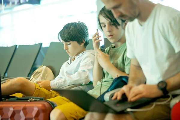 Παιδιά Αγόρια Αδέλφια Ταξιδεύουν Για Καλοκαιρινές Διακοπές Περιμένουν Στο Αεροδρόμιο — Φωτογραφία Αρχείου