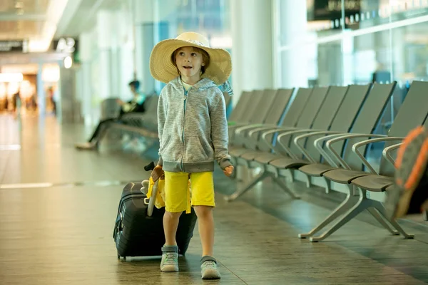 어린이들 형제들 방학을 여행하는 비행기에 탑승하기 공항에서 기다리는 — 스톡 사진