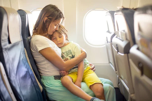 Madre Abbracciare Bambino Bordo Aereo Volo Internazionale Lunga Distanza Mentre — Foto Stock