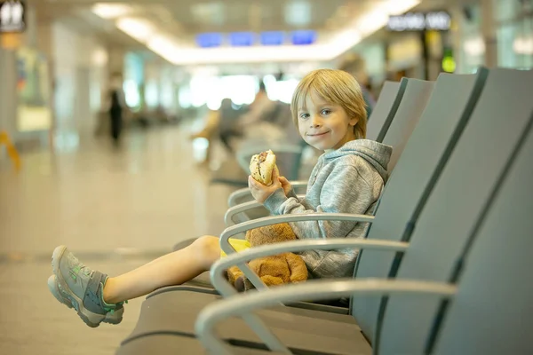子供たち 男の子の兄弟 夏休みに旅行し 空港で飛行機に乗るのを待っています — ストック写真