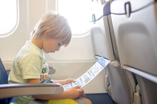 Lindo Niño Preescolar Volando Largo Vuelo Distante Comiendo Hamburguesa Avión —  Fotos de Stock