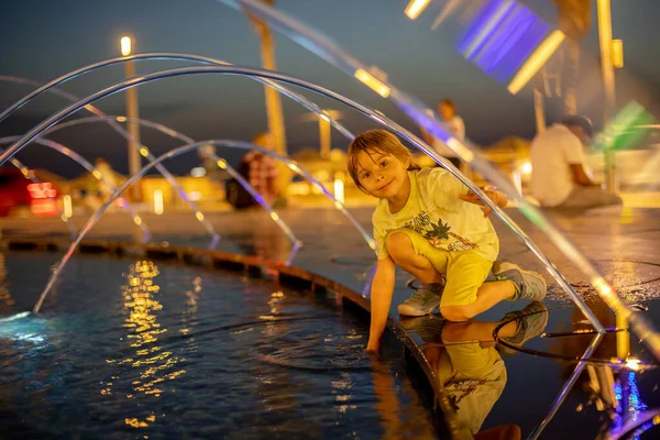 Niedliches Kind Junge Spielt Mit Wasser Brunnen Tel Aviv Licht — Stockfoto