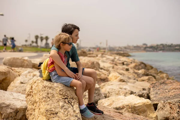 Ευρωπαϊκή Τουριστική Οικογένεια Παιδιά Που Επισκέπτονται Τελ Αβίβ Ισραήλ Απολαμβάνοντας — Φωτογραφία Αρχείου