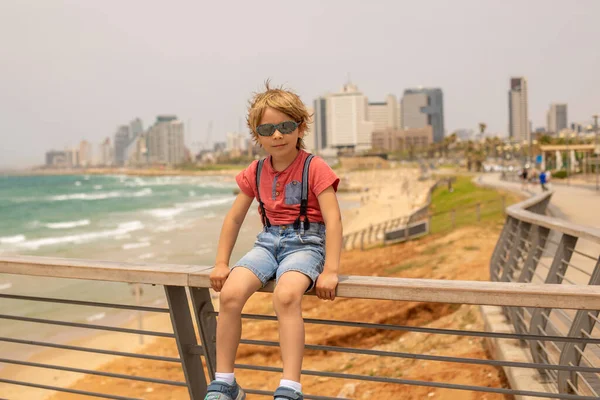 어린이들 유럽의 관광객 이스라엘의 텔아비브를 방문하여 도시에서 산책을 즐기고 — 스톡 사진
