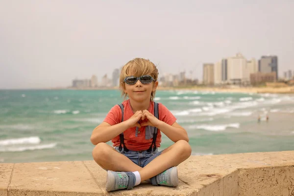 Európai Turistacsalád Gyerekekkel Látogatás Tel Aviv Izrael Élvezi Napi Séta — Stock Fotó