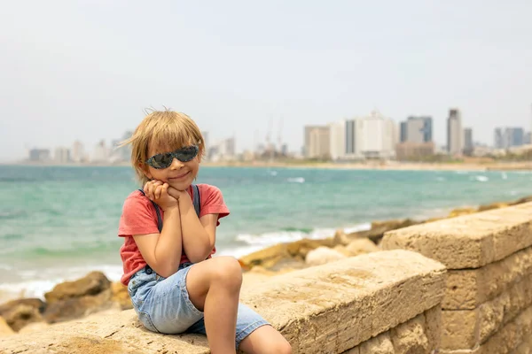有孩子的欧洲旅游家庭 访问以色列特拉维夫 享受城市的日常步行 — 图库照片