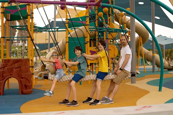 Gelukkige Kinderen Jongens Spelen Speelplaats Tel Aviv Israël Een Hete — Stockfoto