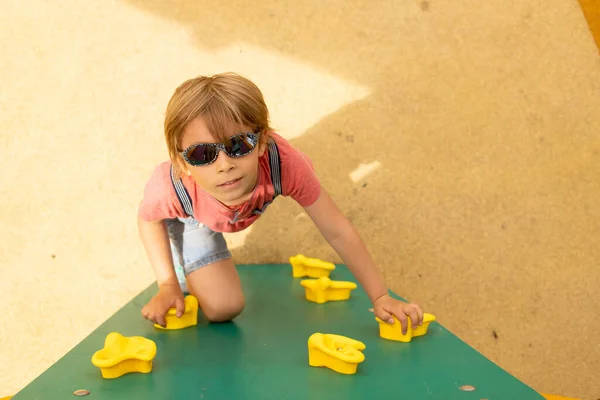 텔아비브의 놀이터에서 아이들 여름날 — 스톡 사진