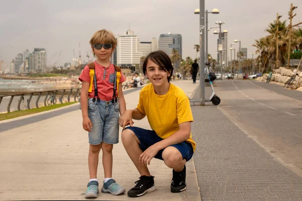 Família Turística Europeia Com Crianças Visitando Tel Aviv Israel Desfrutando — Fotografia de Stock