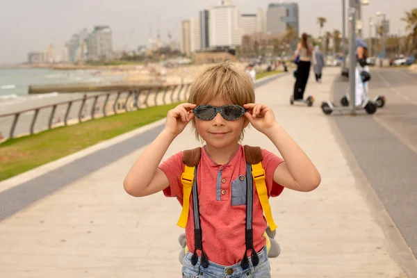 어린이들 유럽의 관광객 이스라엘의 텔아비브를 방문하여 도시에서 산책을 즐기고 — 스톡 사진