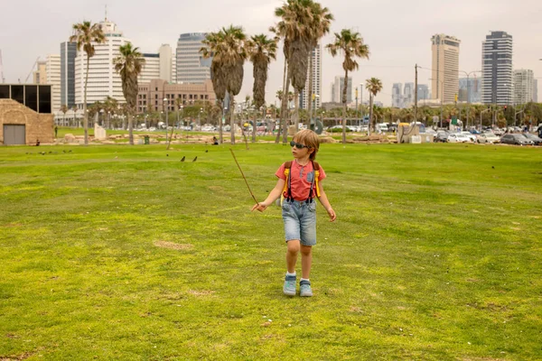 Európai Turistacsalád Gyerekekkel Látogatás Tel Aviv Izrael Élvezi Napi Séta — Stock Fotó