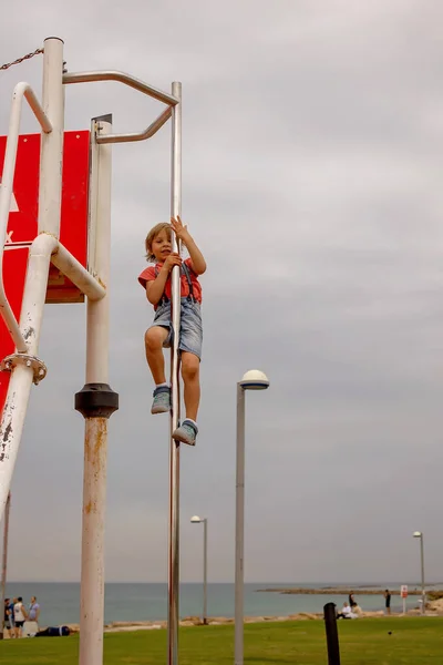 Enfants Heureux Garçons Jouant Sur Aire Jeux Tel Aviv Israël — Photo
